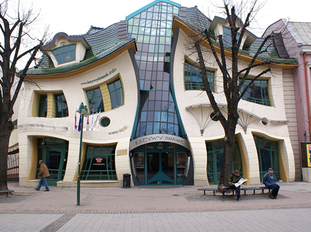 http://www.estaterebate.com/Blog/images/articles/the-crooked-house.jpg