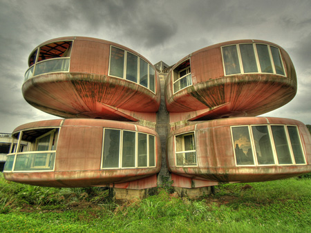 http://www.estaterebate.com/Blog/images/articles/the-ufo-house.jpg